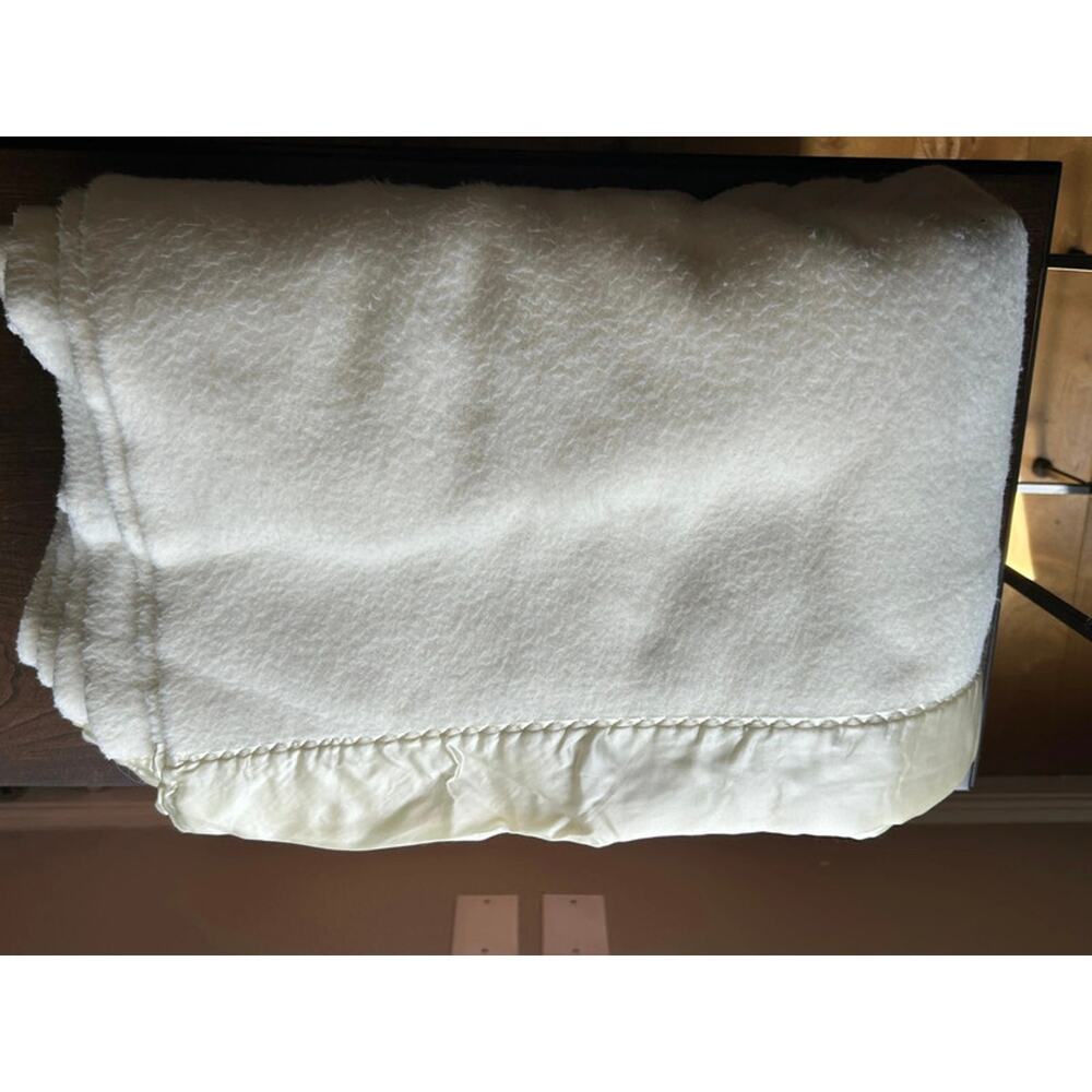 Fieldcrest a touch of class cream acrylic satin edge blanket queen size